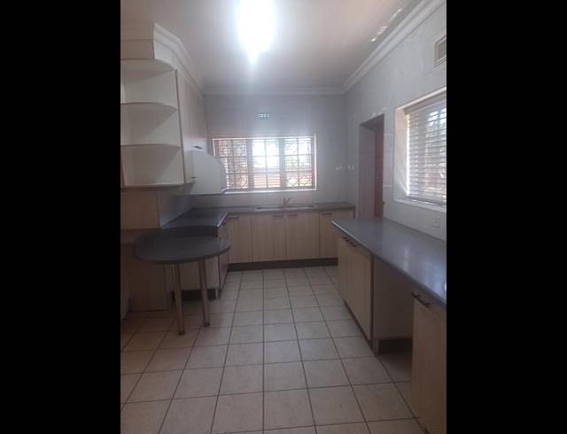 3 BEDROOM SIMPLEX FOR SALE IN MONTCLAIR